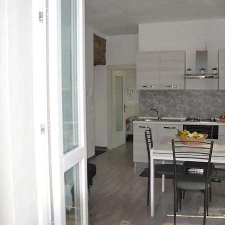 Lescen White - View *