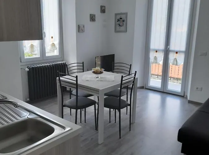 Lescen White - View *