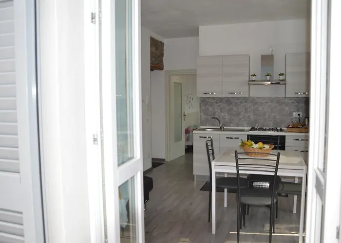 Lescen White - View *